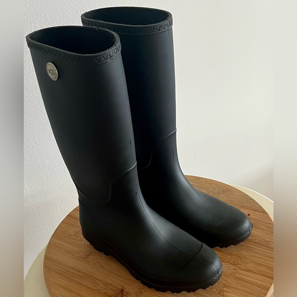 LIKE NEW! UGG WOMEN'S SHELBY MATTE BOOTS - Size 7 - Color Black - EUC - Picture 1 of 6